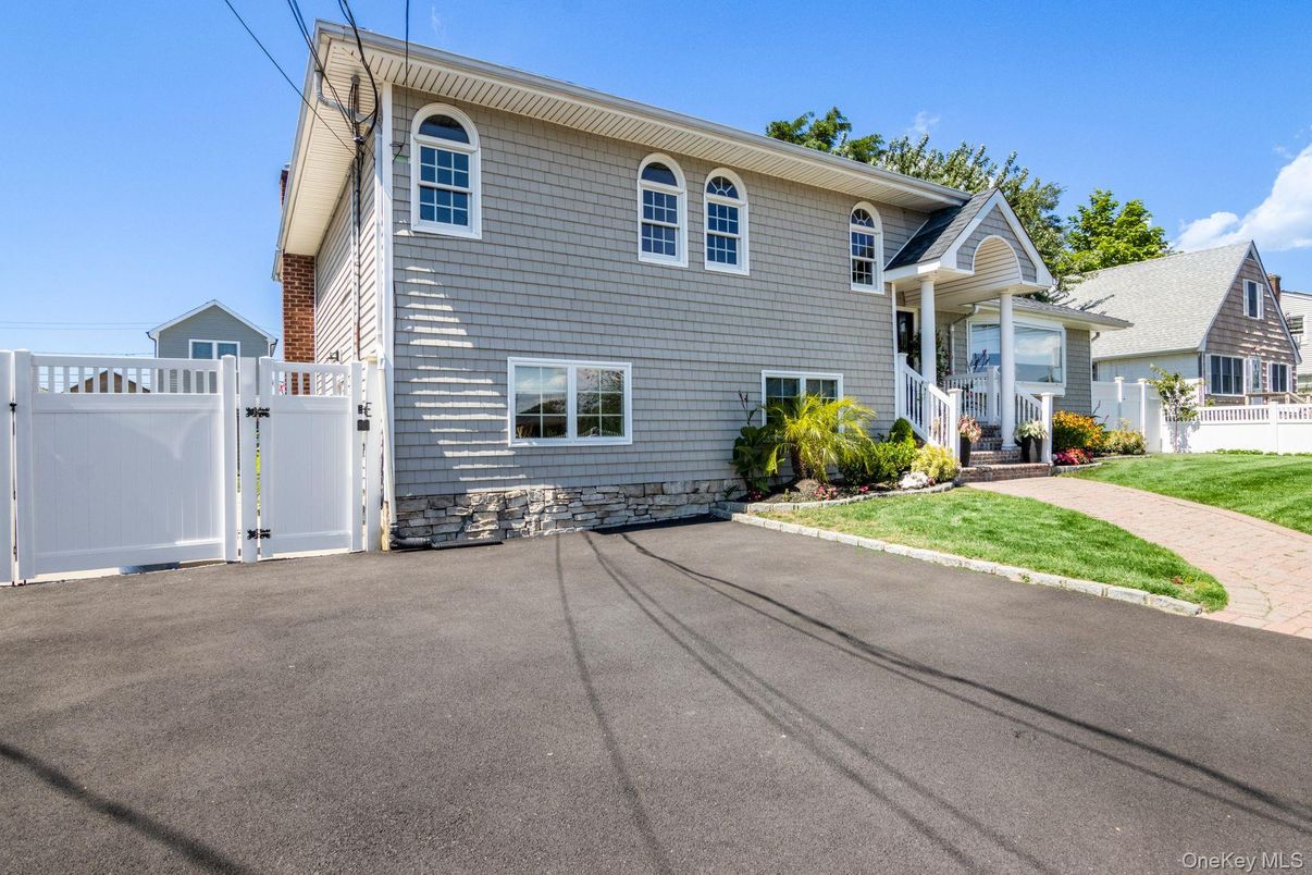 Exterior, Facade, Cape Cod