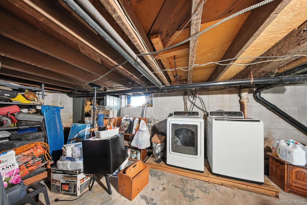 Interior, Washer, Wooden Beams