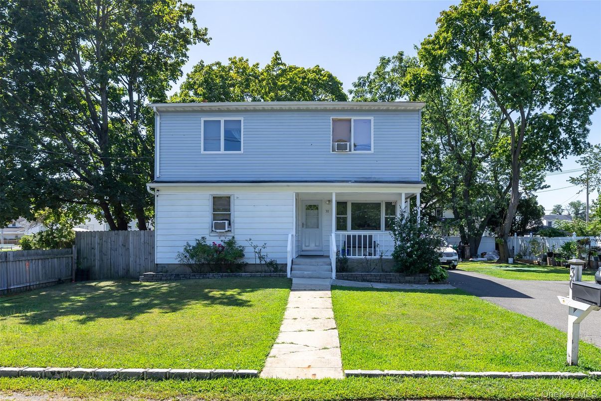 Exterior, Facade, Split Level