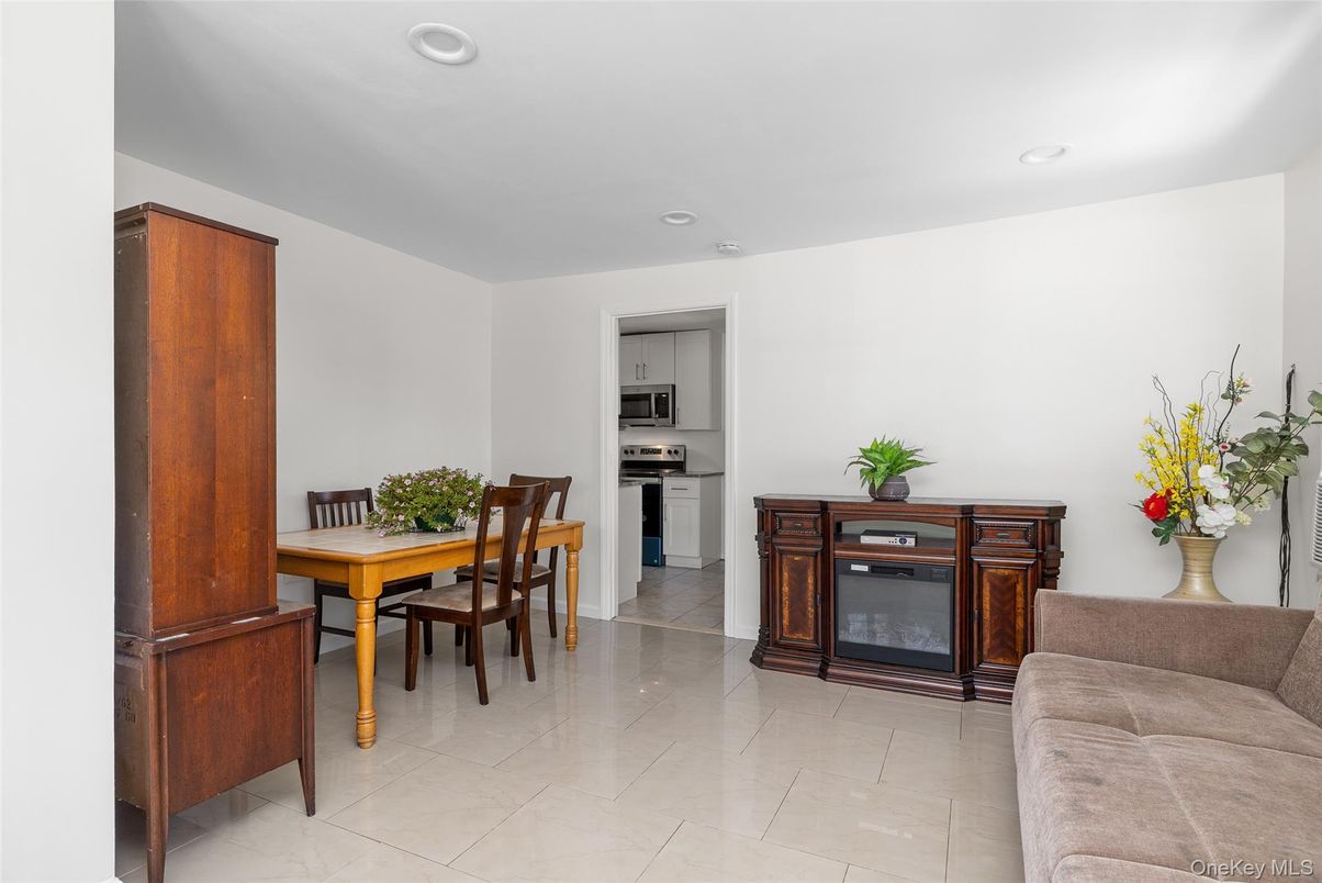 Dining room, Interior, Kitchen, Recessed Lighting, Stainless Steel Appliances