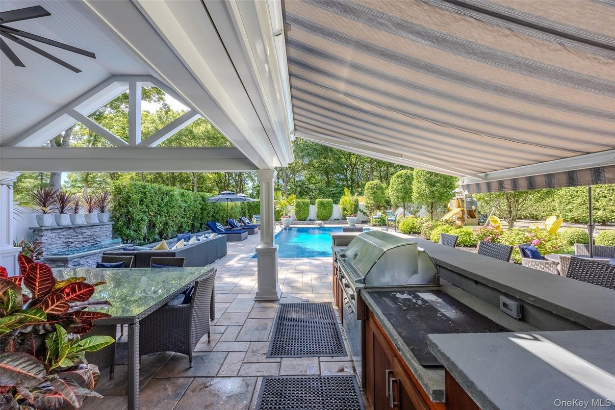 Exterior, Outdoor Kitchen, Pool