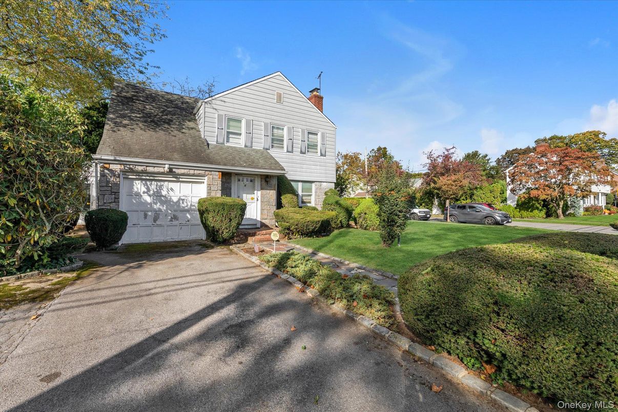 Attached, Exterior, Facade, Cape Cod