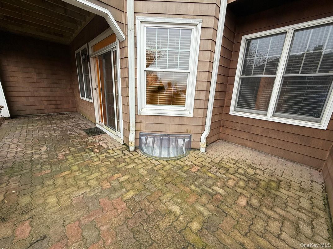 Empty room, Exterior