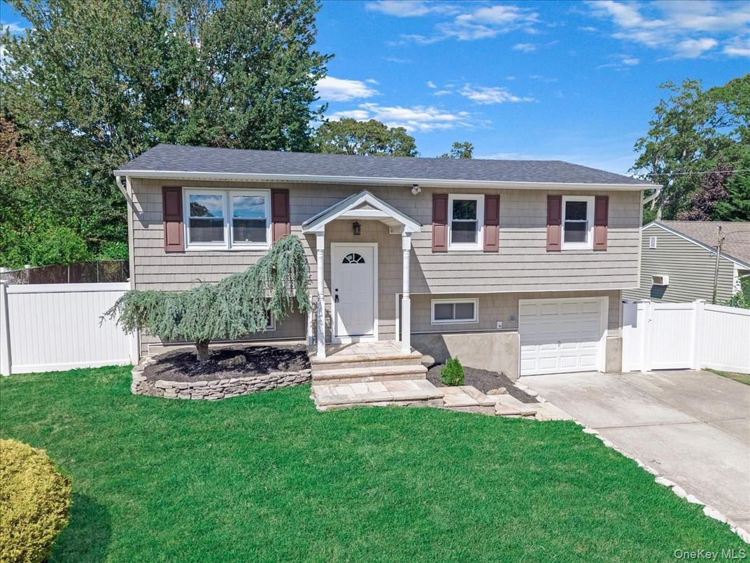 Attached, Exterior, Facade, Raised Ranch