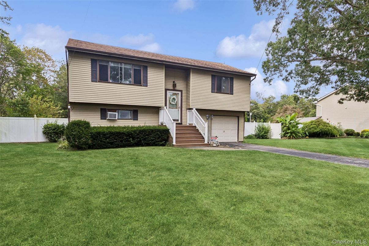 Attached, Exterior, Facade, Raised Ranch