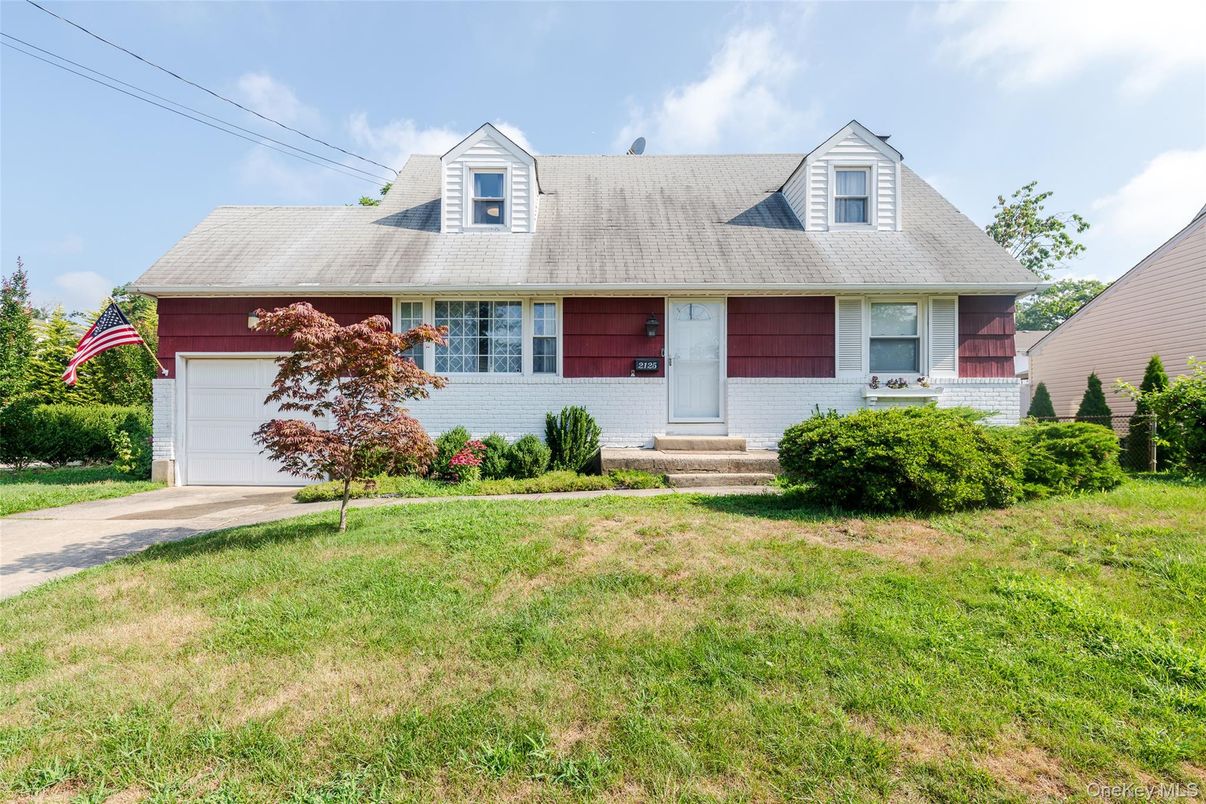 Attached, Exterior, Facade, Cape Cod