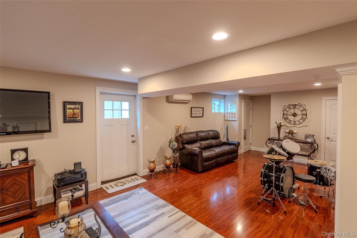 Interior, Recessed Lighting, Wood Texture Flooring