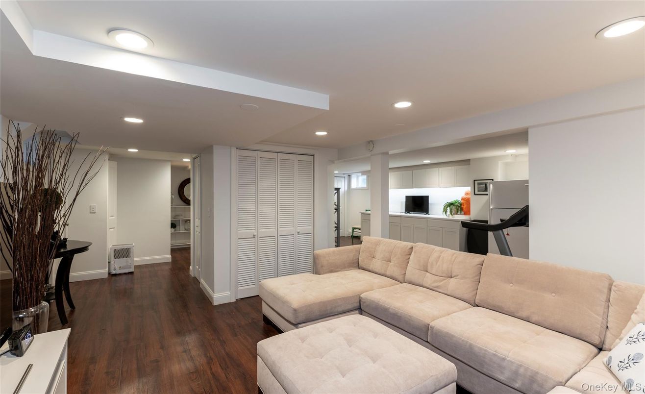 Fitness Equipment, Interior, Living room, Recessed Lighting, Wood Texture Flooring
