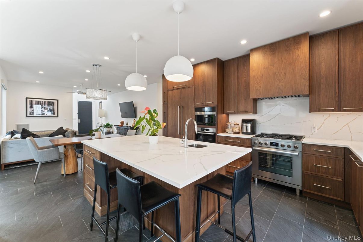 Dining room, Interior, Kitchen, Pendant Lights, Recessed Lighting, Stainless Steel Appliances