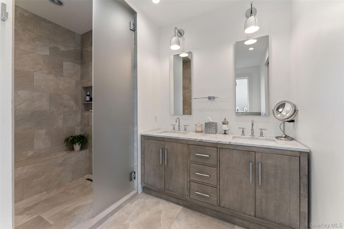 Bathroom, Dual Sink Vanities, Interior, Recessed Lighting
