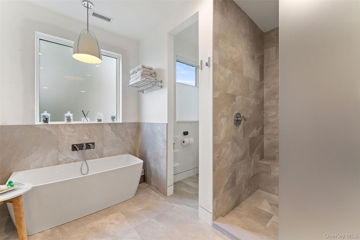 Bathroom, Free Standing Baths, Interior, Pendant Lights, Recessed Lighting
