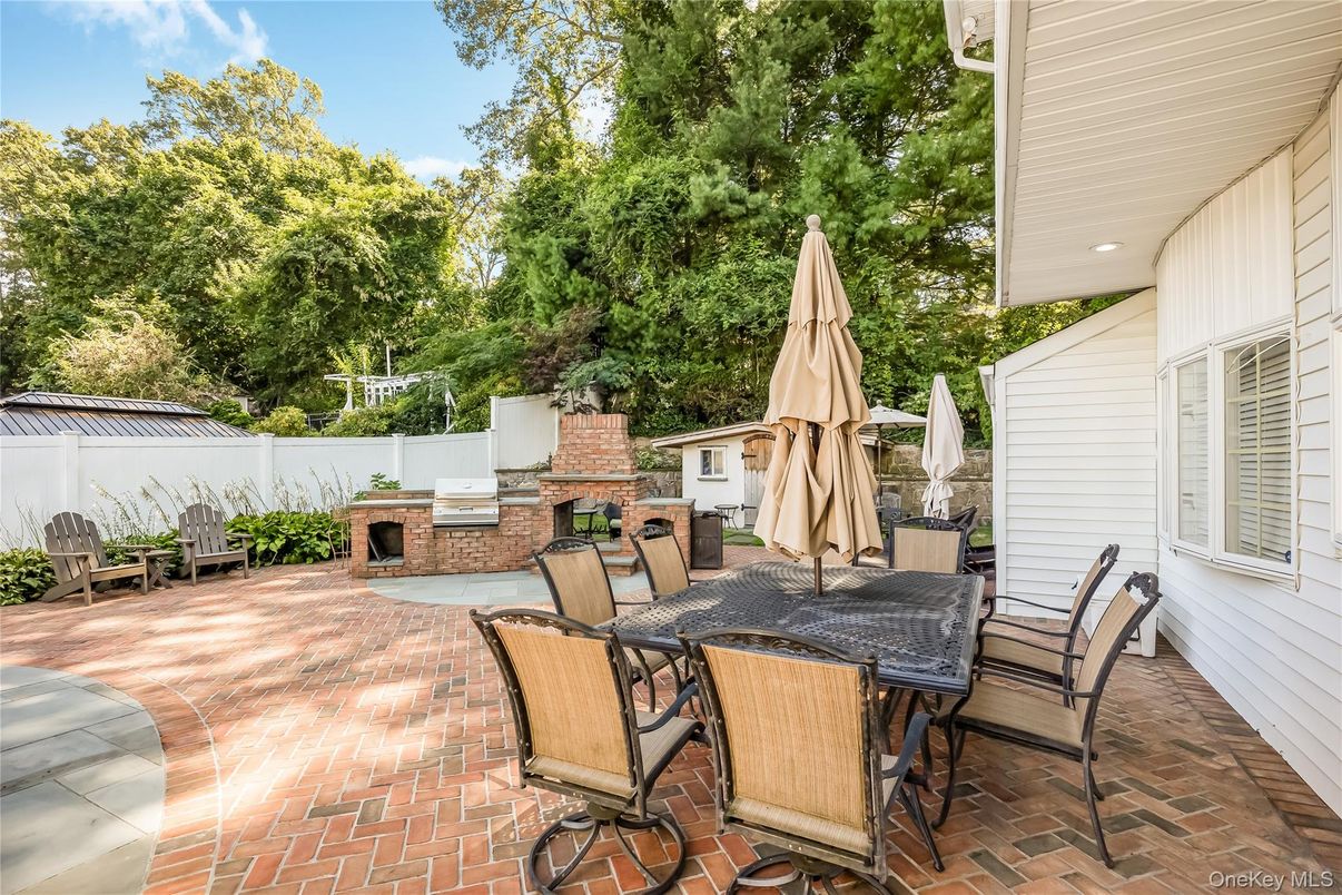 Exterior, Fireplace, Outdoor Kitchen
