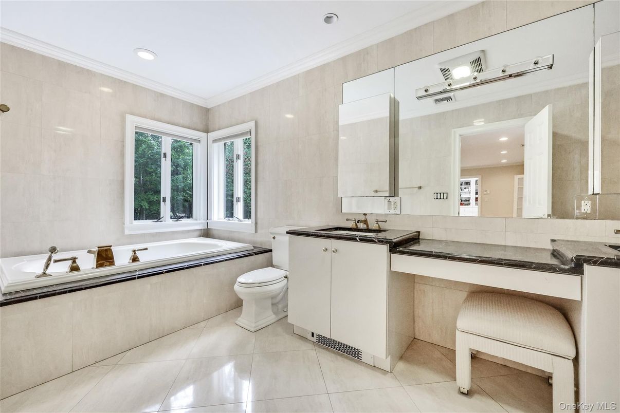 Bathroom, Dual Sink Vanities, Interior, Recessed Lighting