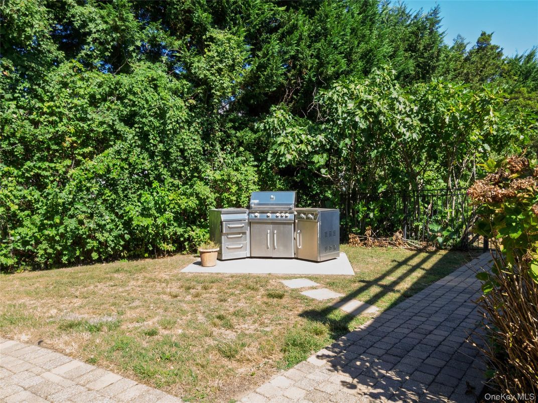 Backyard, Exterior, Outdoor Kitchen