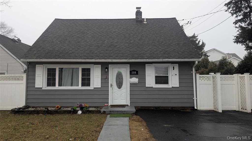Exterior, Facade, Cape Cod