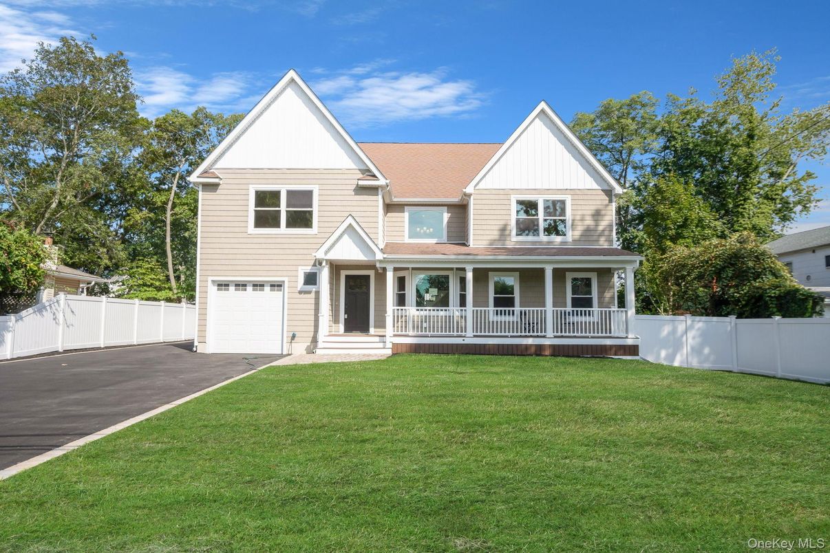 Attached, Exterior, Facade, Farmhouse