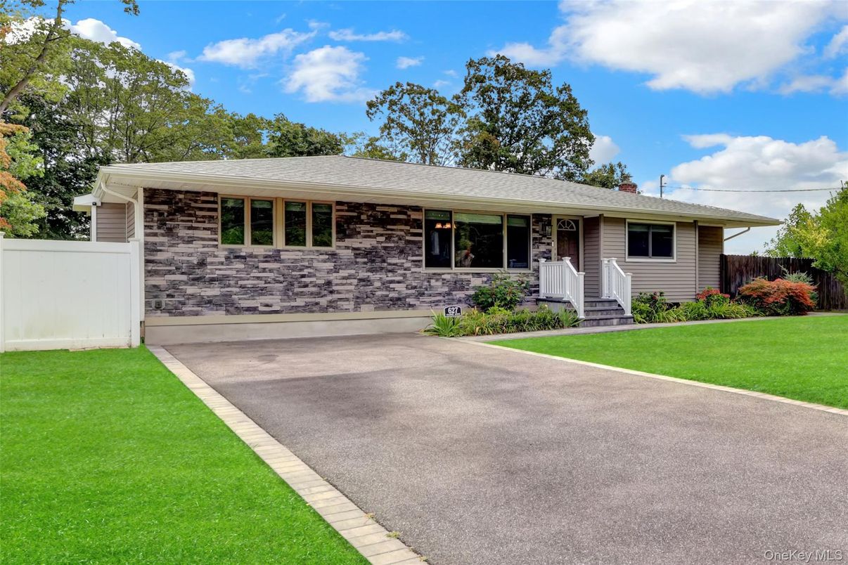 Exterior, Facade, Ranch