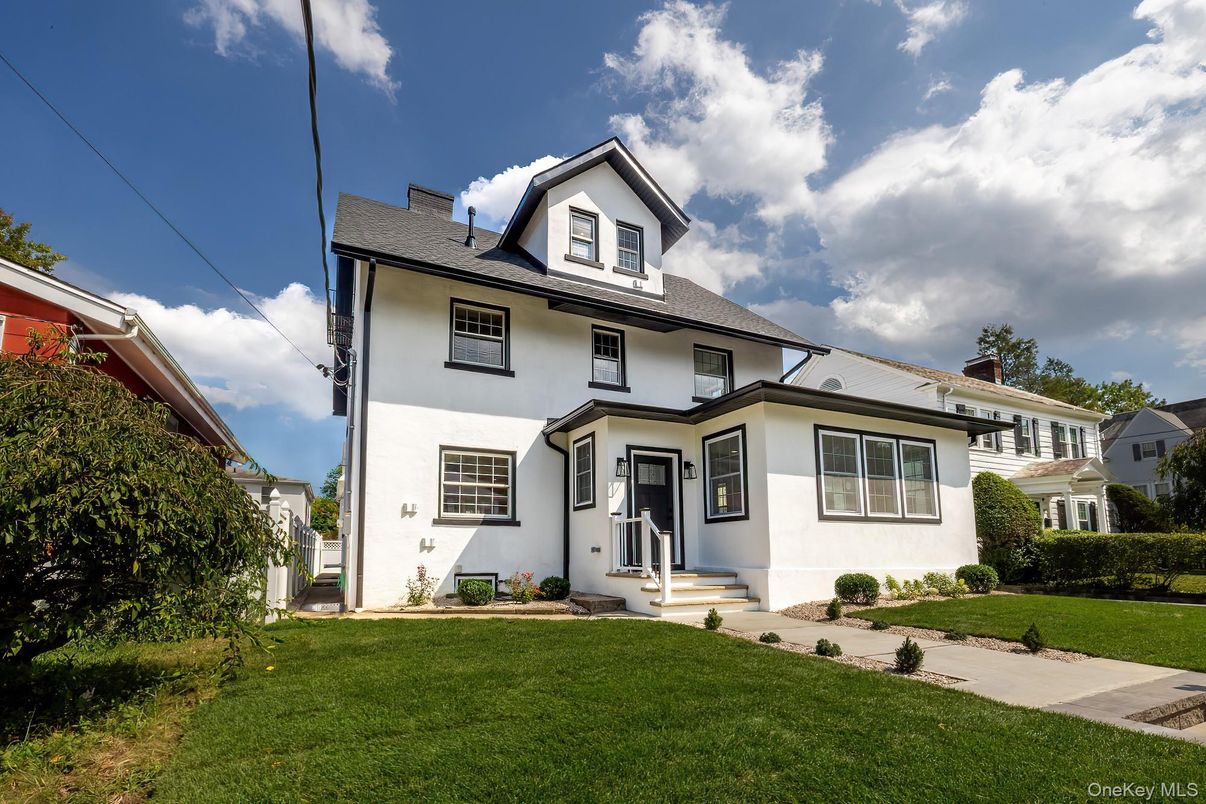 Exterior, Facade, American Foursquare