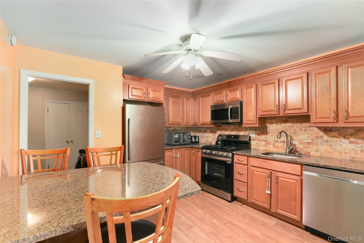 Dining room, Interior, Kitchen, Stainless Steel Appliances, Wood Texture Flooring
