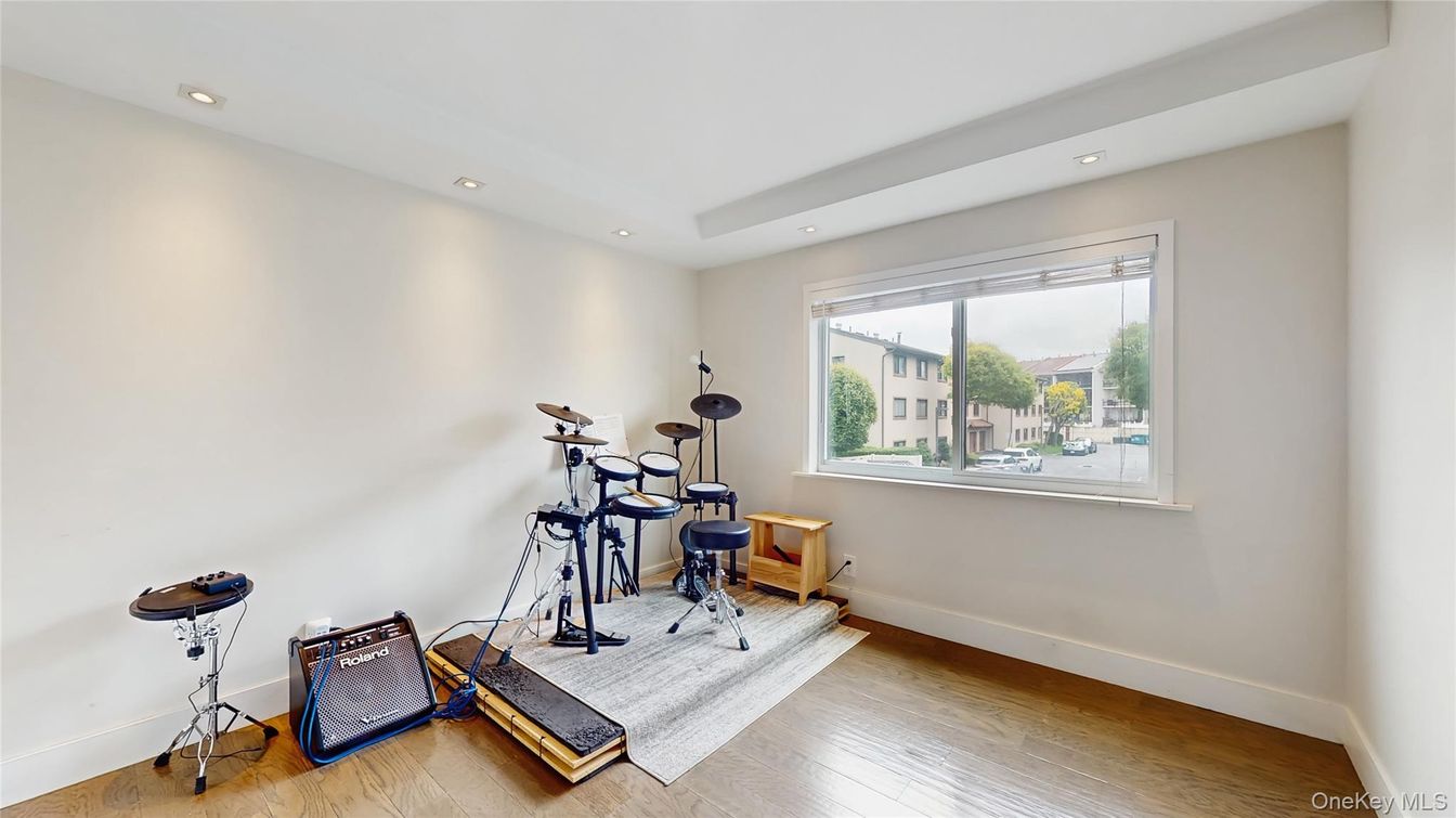 Fitness Equipment, Interior, Recessed Lighting, Wood Texture Flooring