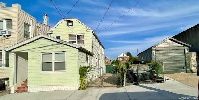 Attached, Exterior, Facade, Queen Anne Victorian