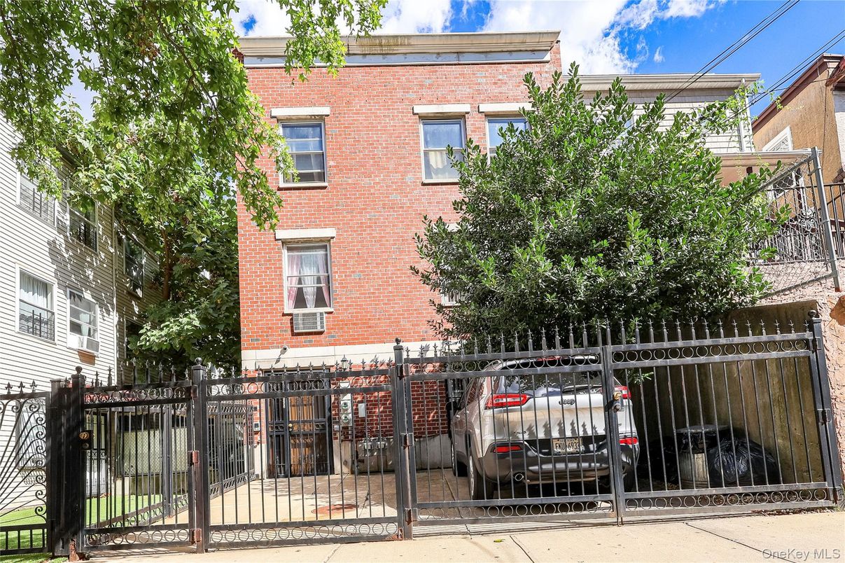 Exterior, Facade, Brick Facade, Rowhouse