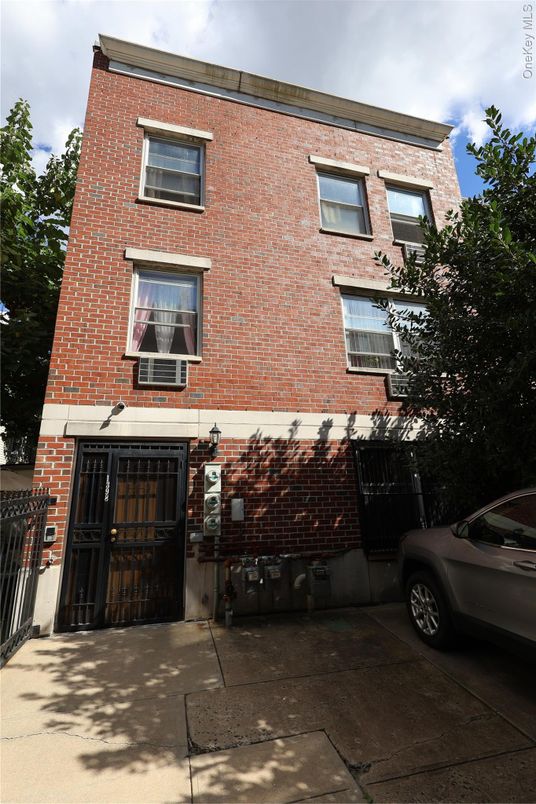 Exterior, Facade, Brick Facade, Rowhouse