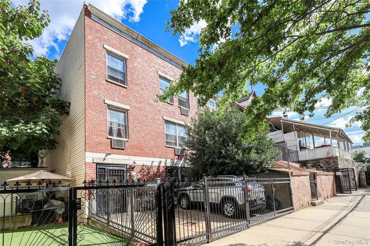 Exterior, Facade, Brick Facade, Rowhouse