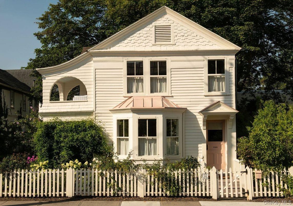 Exterior, Facade, Queen Anne Victorian
