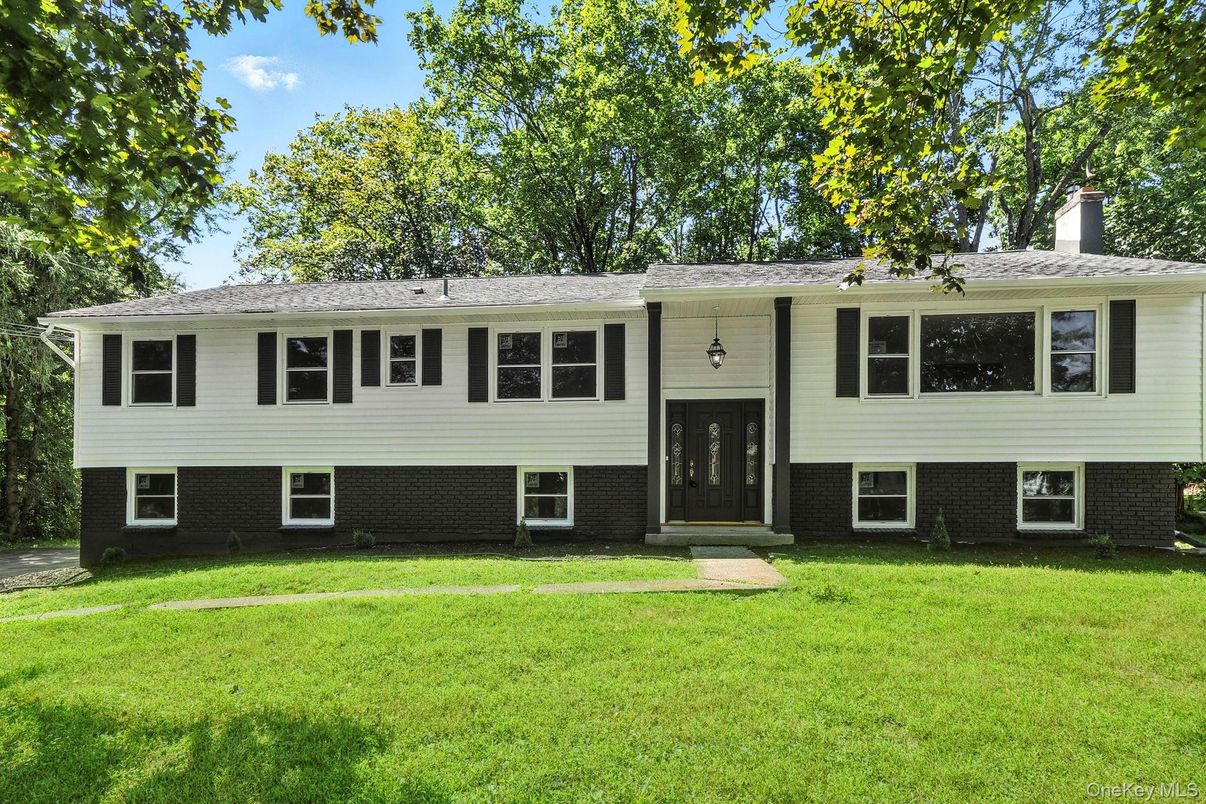 Exterior, Facade, Raised Ranch