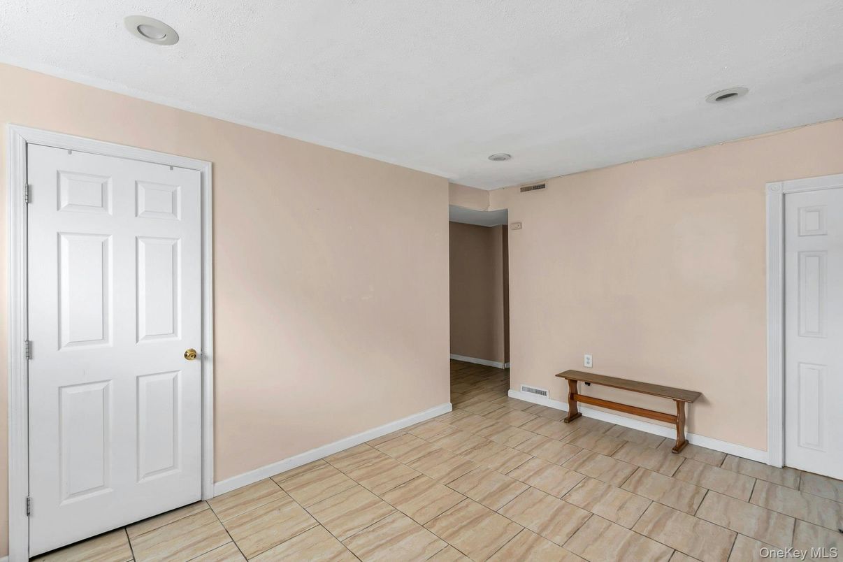 Empty room, Interior