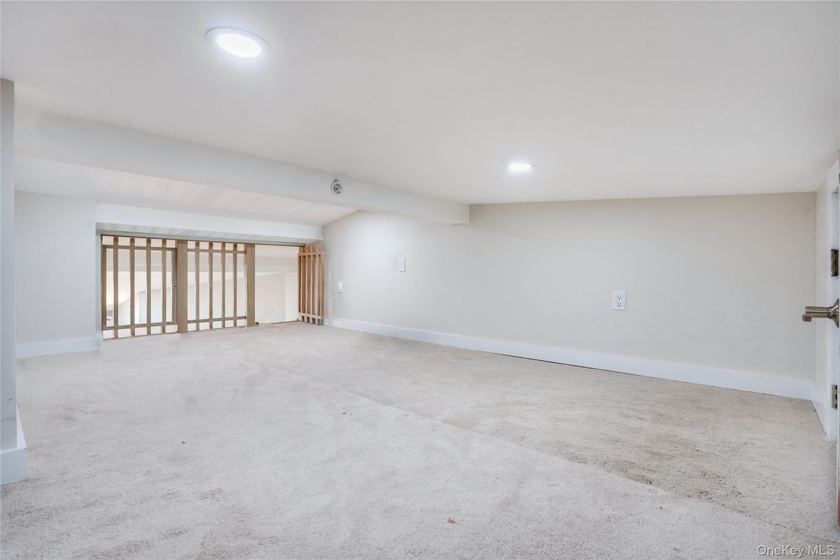 Empty room, Interior, Recessed Lighting
