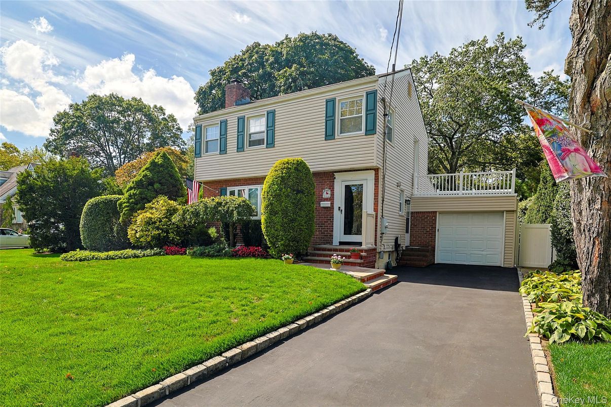 Attached, Exterior, Facade, Brick Facade, Raised Ranch
