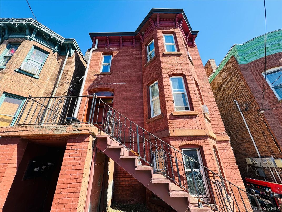 Exterior, Facade, Brick Facade, Rowhouse
