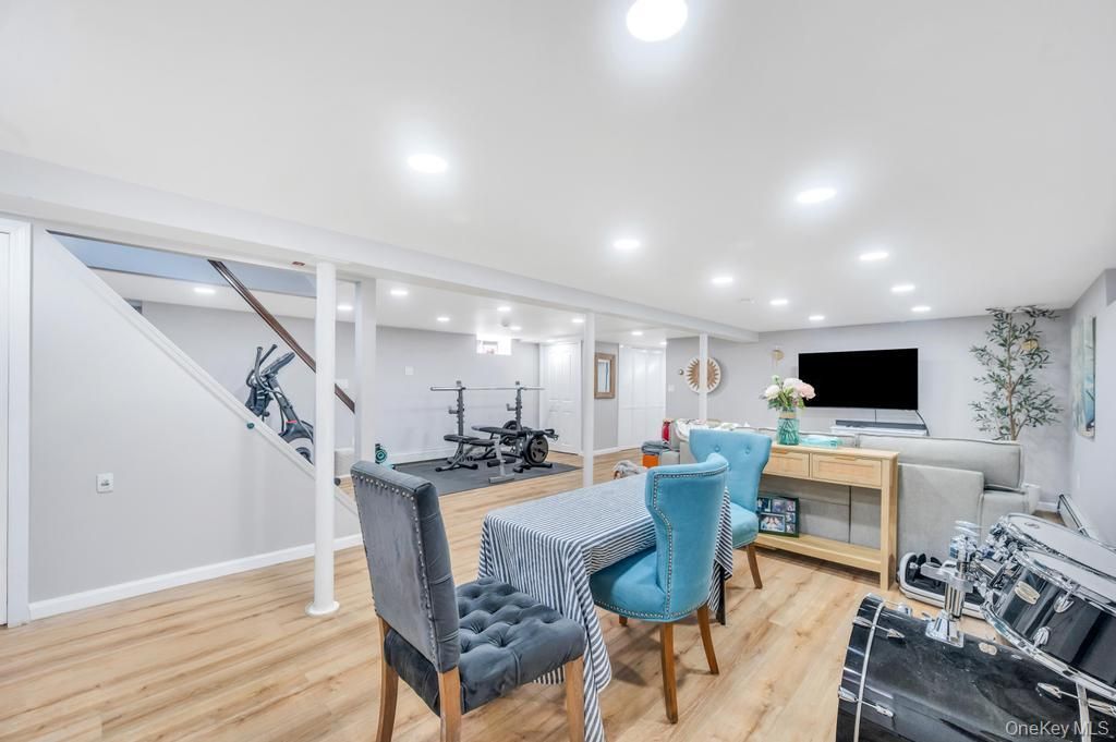Fitness Equipment, Interior, Living room, Recessed Lighting, Wood Texture Flooring