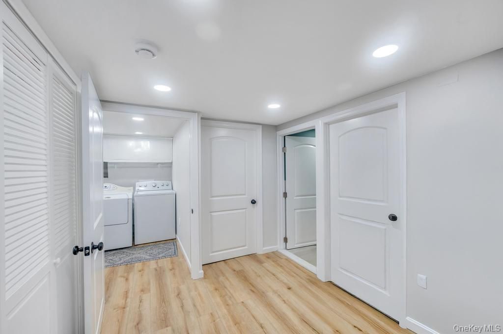 Interior, Recessed Lighting, Washer, Wood Texture Flooring