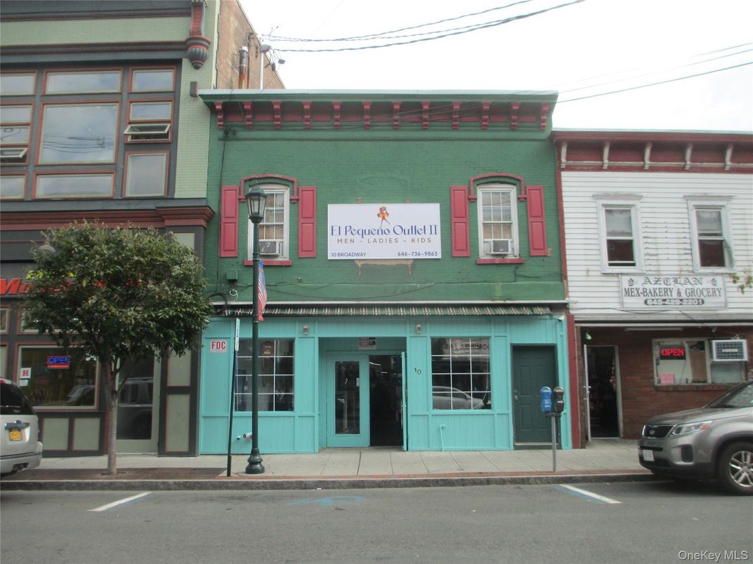 Exterior, Facade, Rowhouse