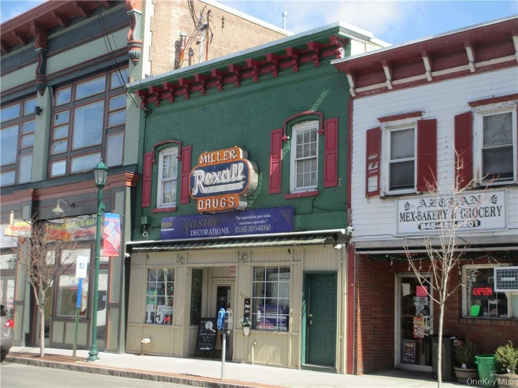 Exterior, Facade, Rowhouse