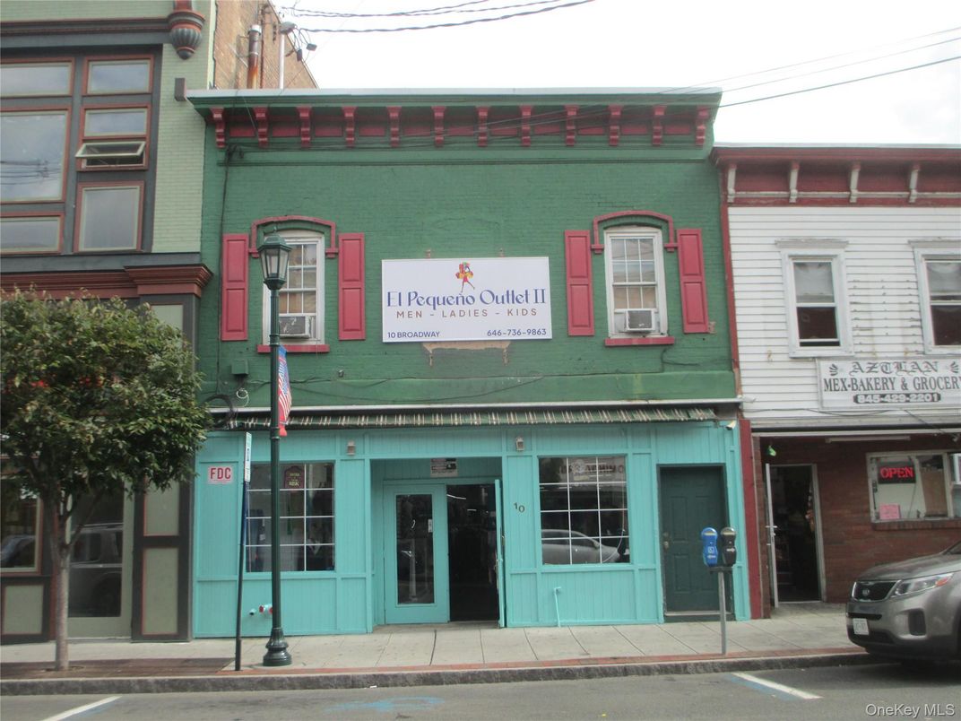 Exterior, Facade, Rowhouse