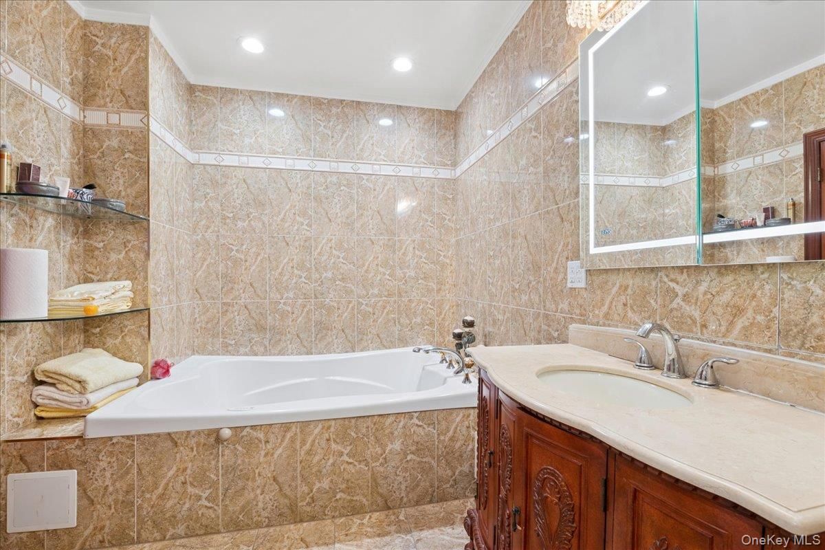 Bathroom, Interior, Recessed Lighting