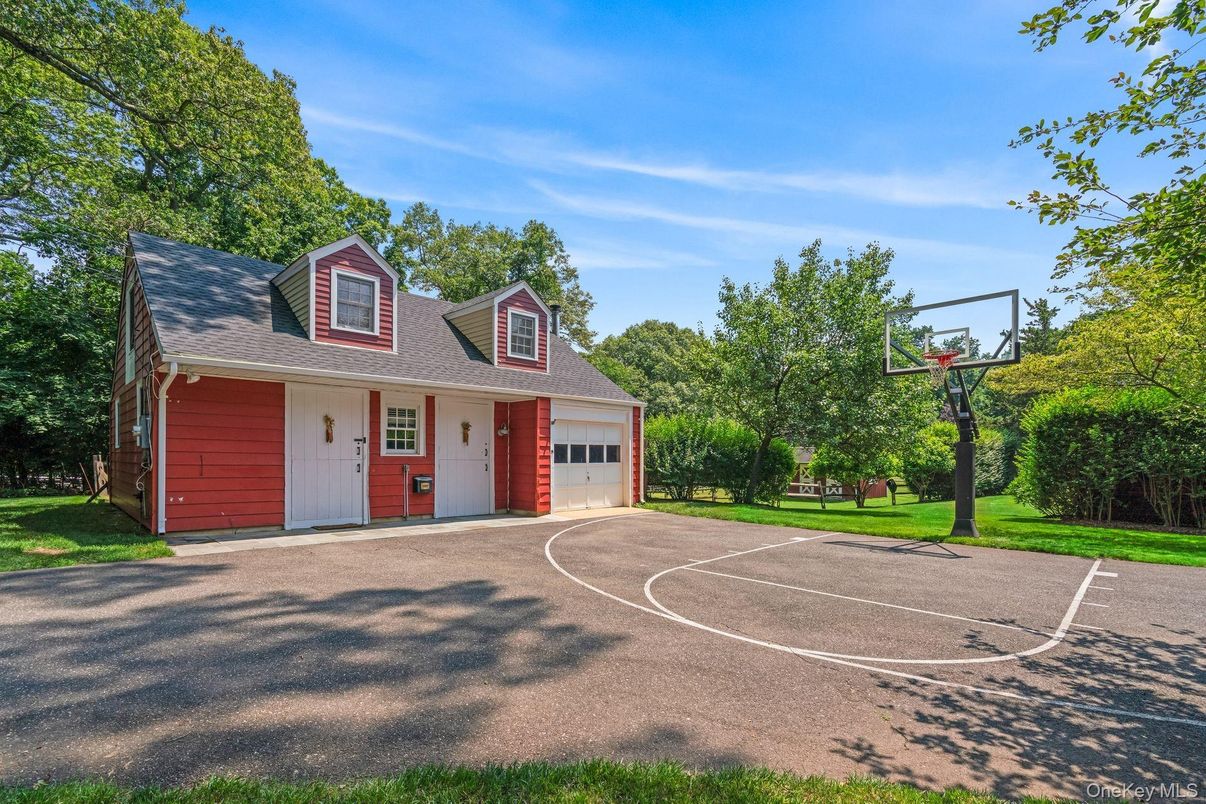Attached, Exterior, Facade, Cape Cod