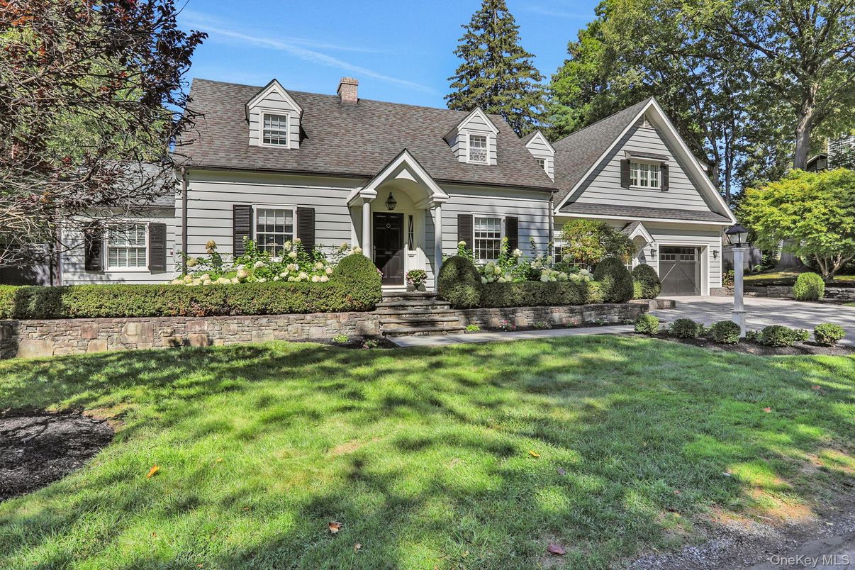 Attached, Exterior, Facade, Cape Cod