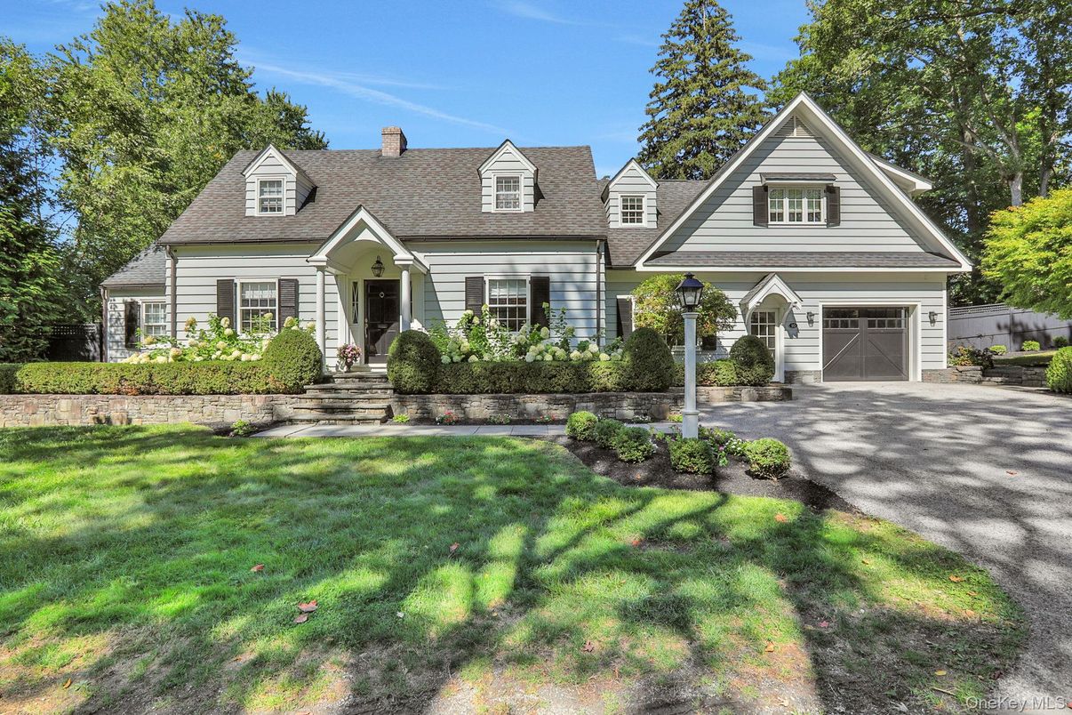 Attached, Exterior, Facade, Cape Cod