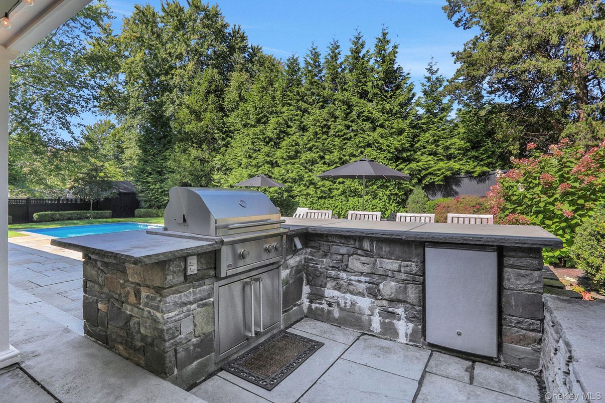 Exterior, Outdoor Kitchen, Pool