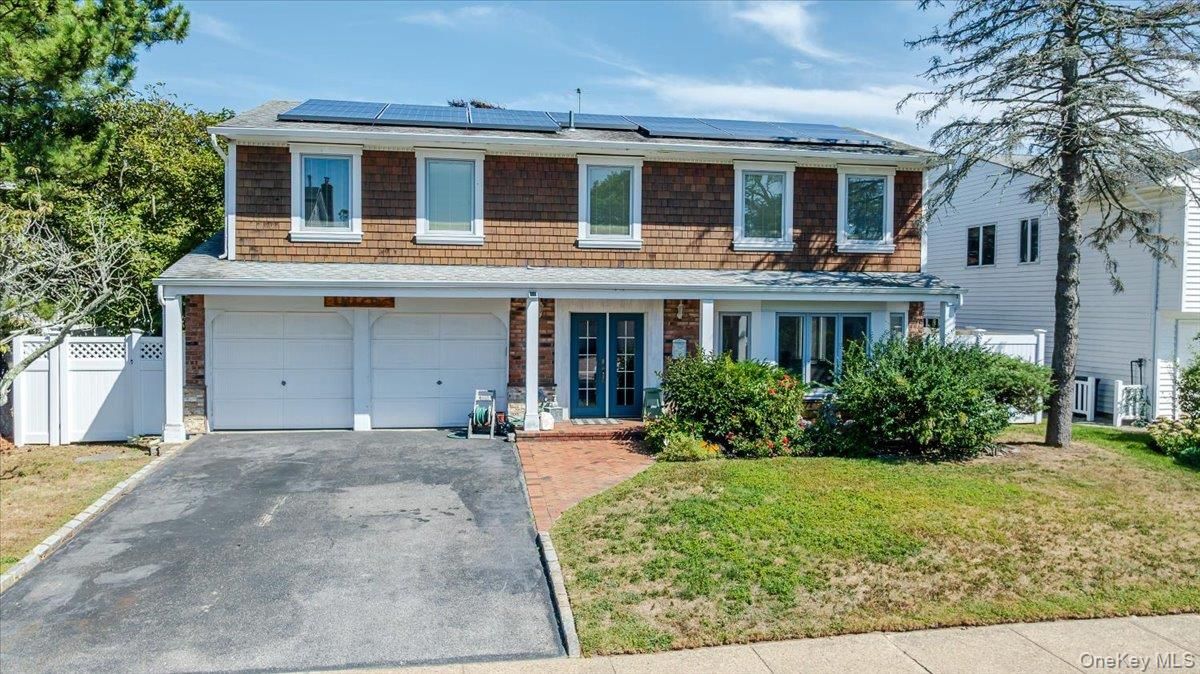Attached, Exterior, Facade, Solar Panels, American Foursquare