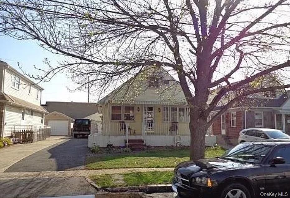 Exterior, Facade, Brick Facade, Queen Anne Victorian