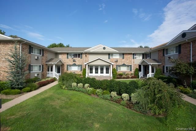 Backyard, Exterior, Facade, Brick Facade, Brick Traditional
