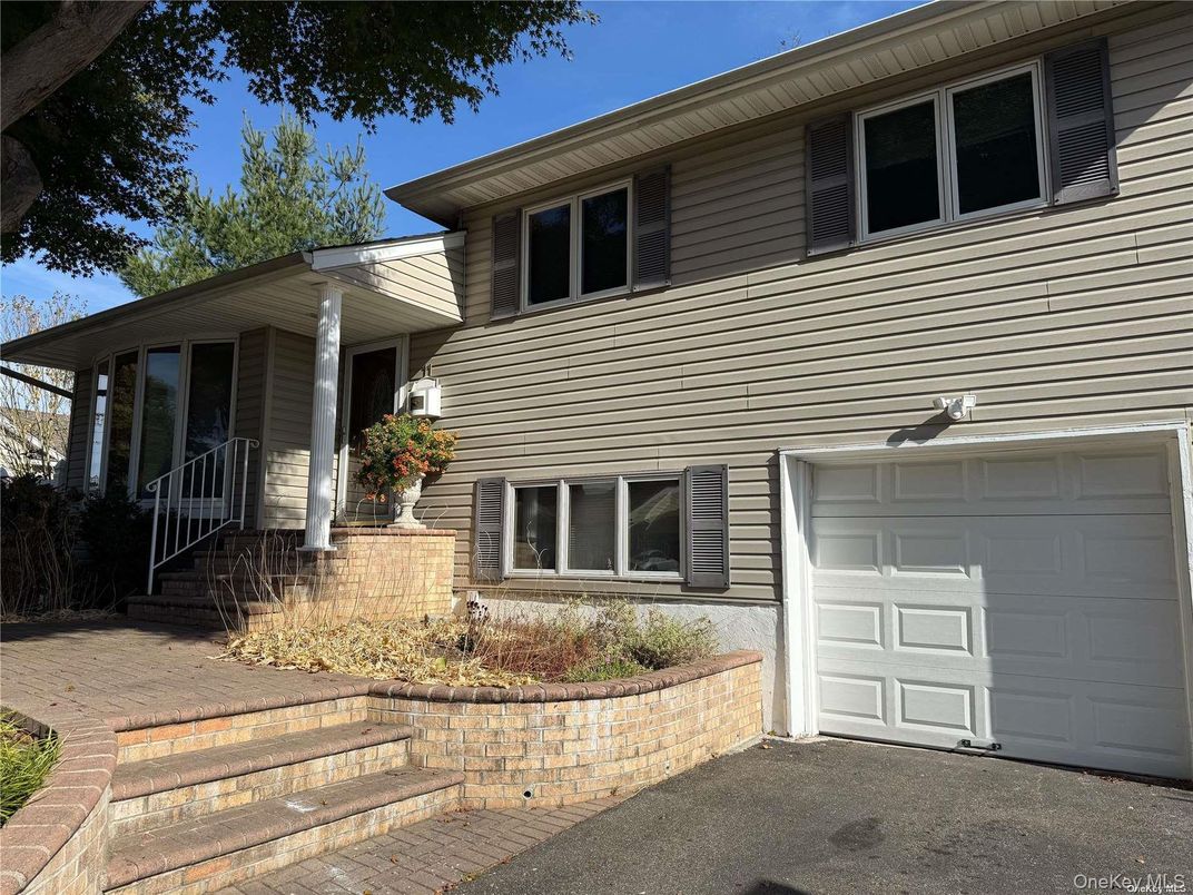 Attached, Exterior, Facade, Split Level