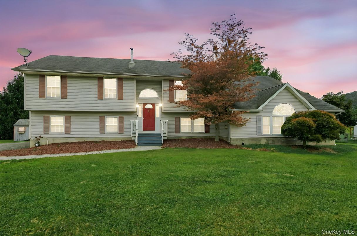 Exterior, Facade, Raised Ranch