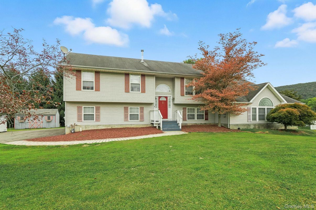 Exterior, Facade, Raised Ranch